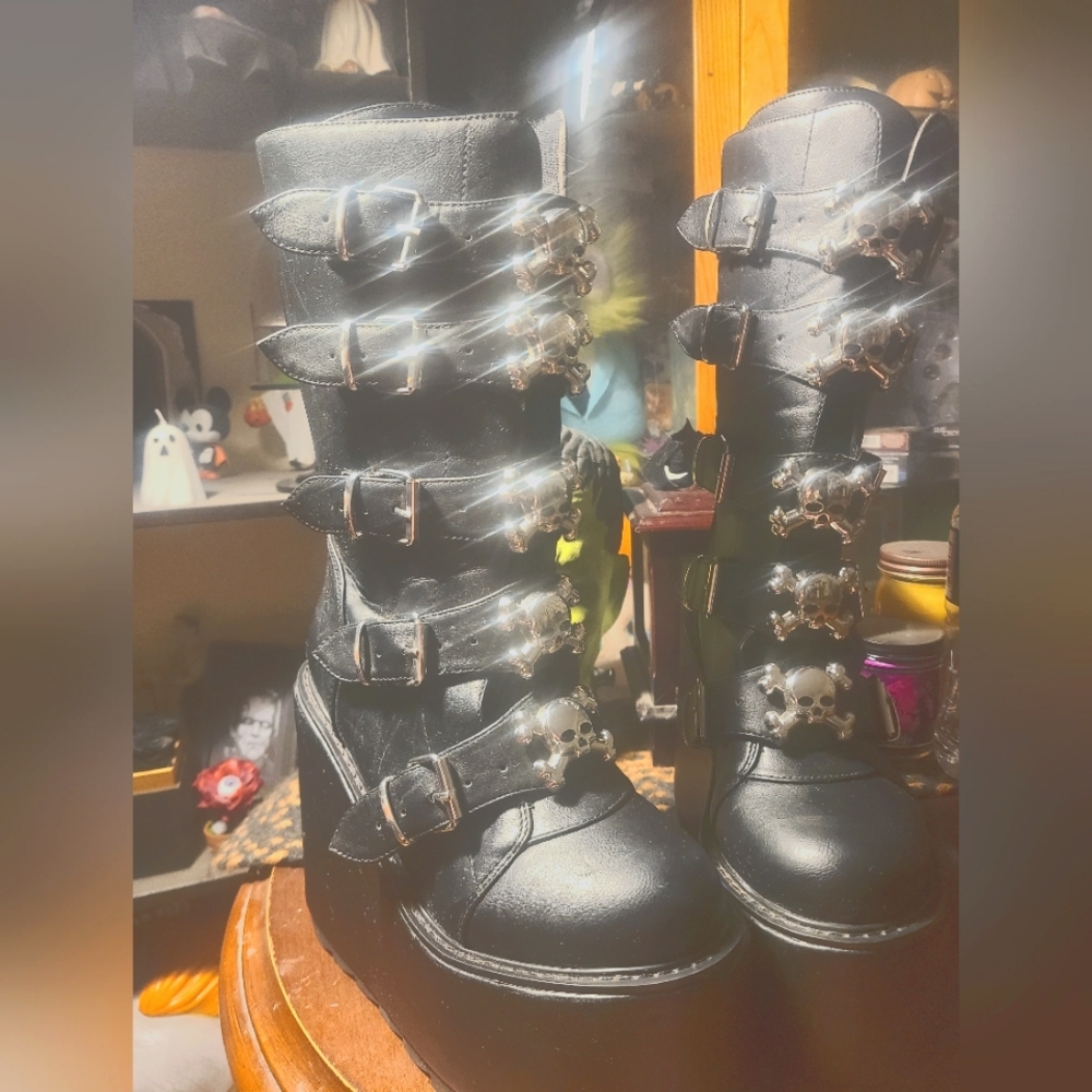 Black platform boots with skulls 💀